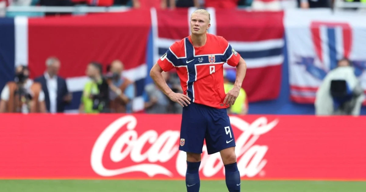 Haaland and Bellingham share free-kick moment in World Cup clash