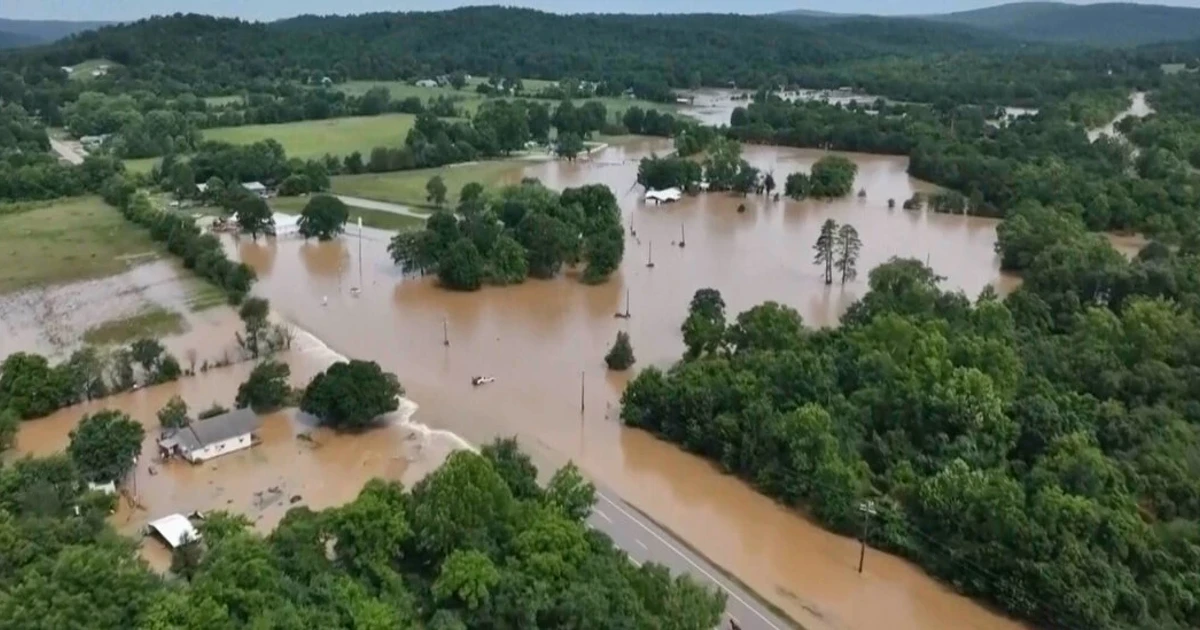 Missouri flooding kills one, prompts helicopter rescue of 202 campers