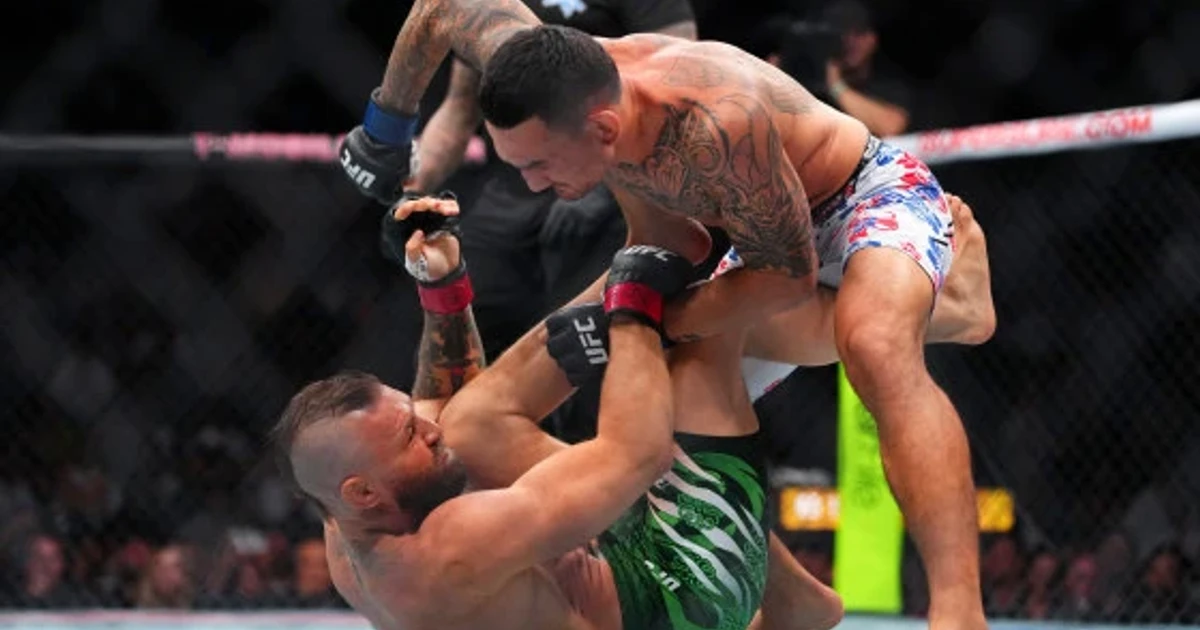 McGregor injures leg on return, Holloway wins in 69 seconds
