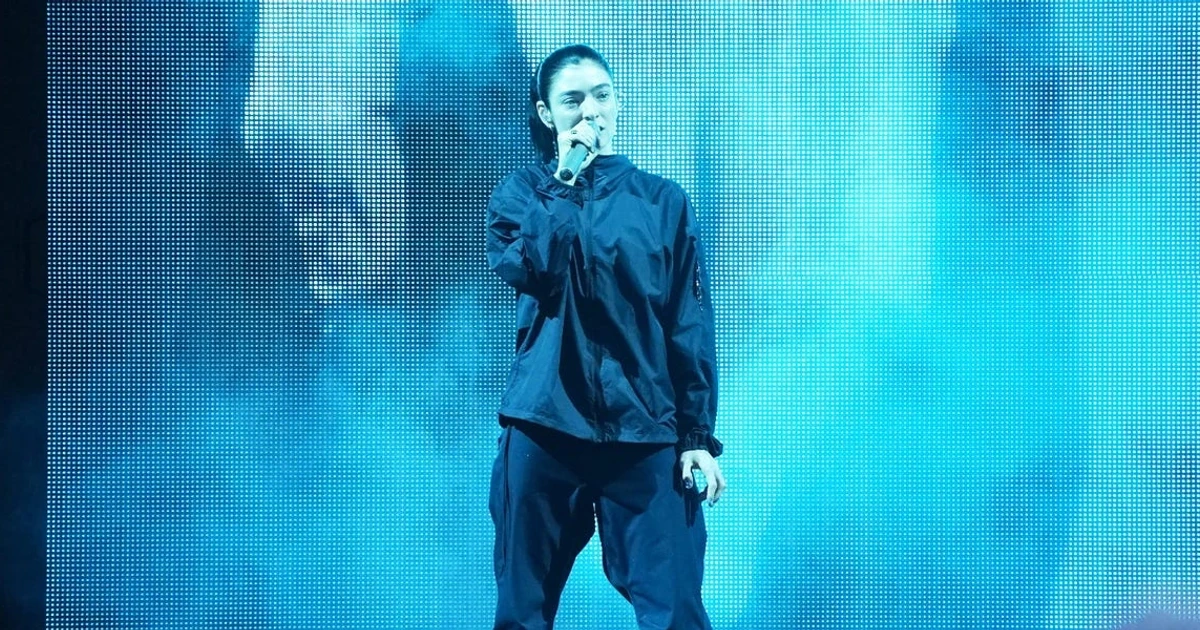 Lorde criticizes AI glasses during Mad Cool Festival set in Madrid