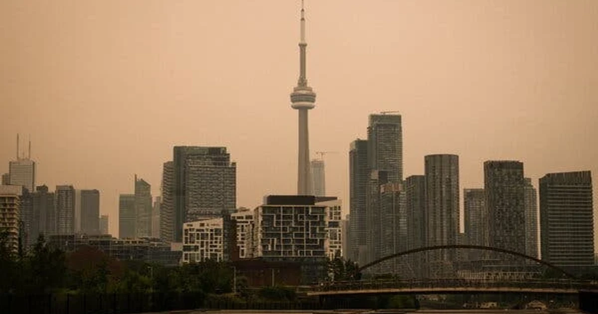 Toronto air quality worsens as Ontario wildfires send smoke south