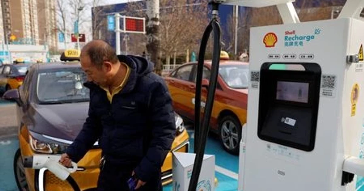 China's electric taxis cushion drivers and riders from oil shocks