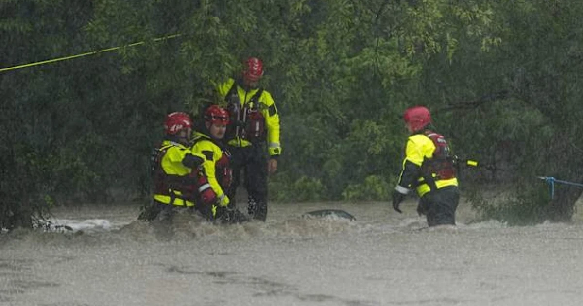 Flash flooding strands residents around San Antonio, rescue efforts underway