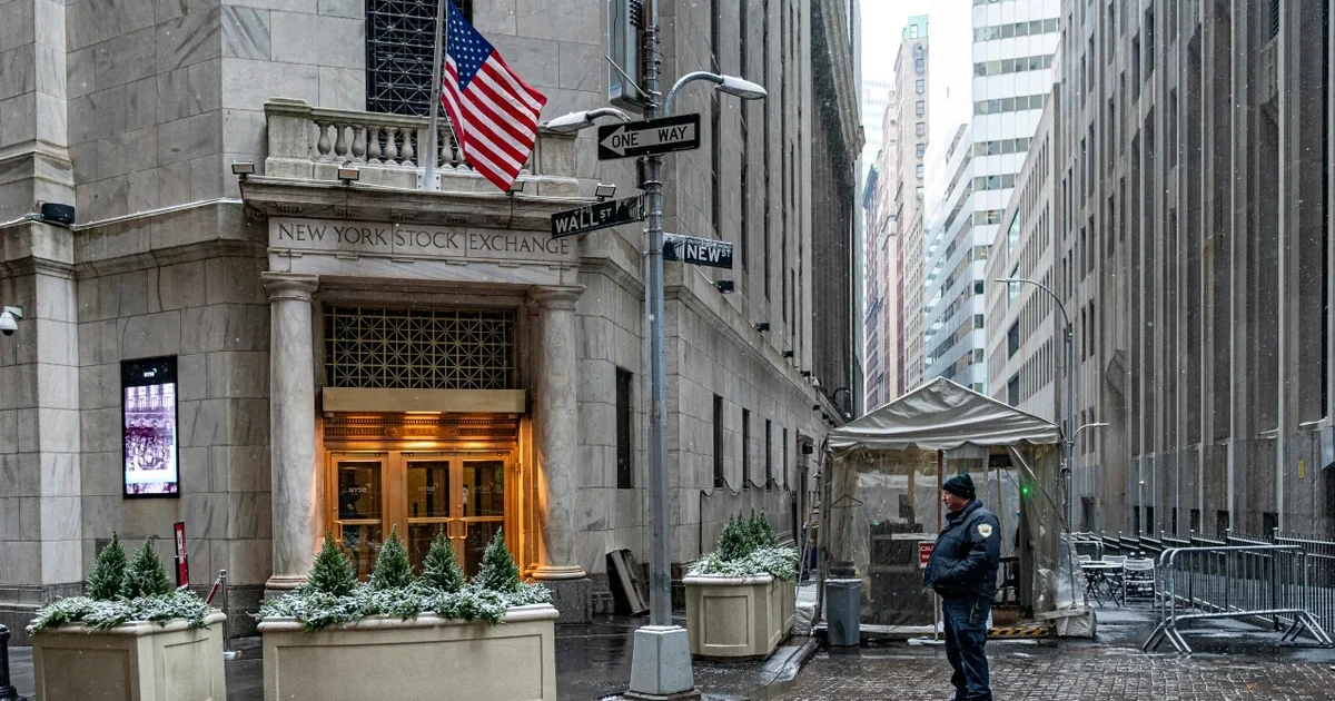 Wall Street ends mixed as investors weigh rates and growth