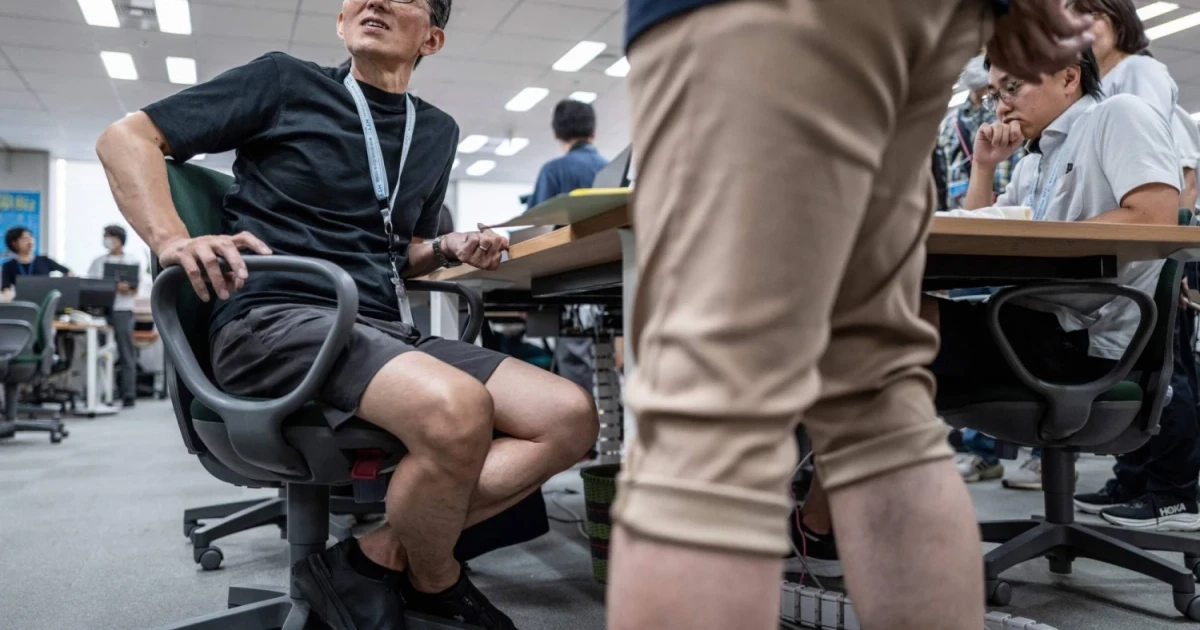 Tokyo government allows workers to wear shorts this summer