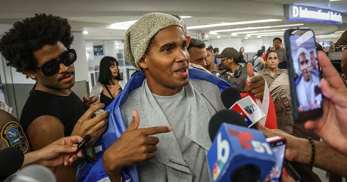 Cuban artist Luis Manuel Otero Alcántara arrives in US after exile