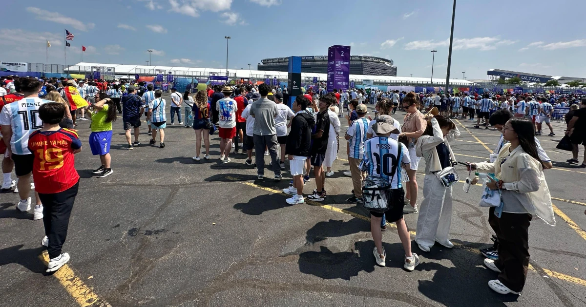 Fans face hours-long queues at World Cup final amid tight security