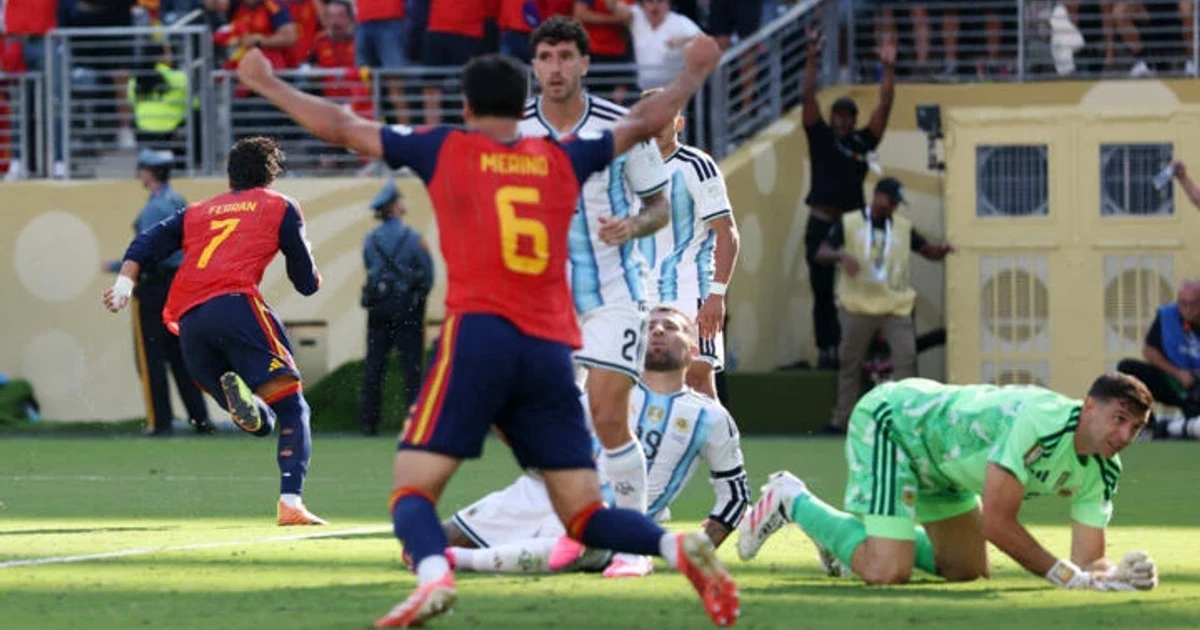 Argentina players erupt after Spain beats them in World Cup final