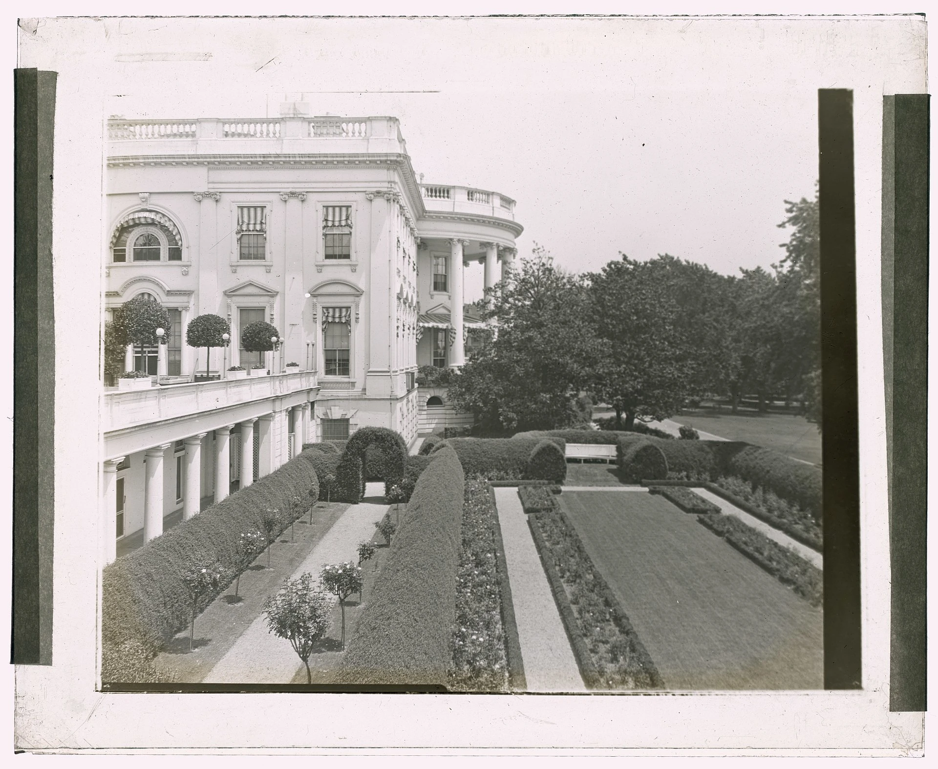 White House Rose Garden — Wikimedia Commons