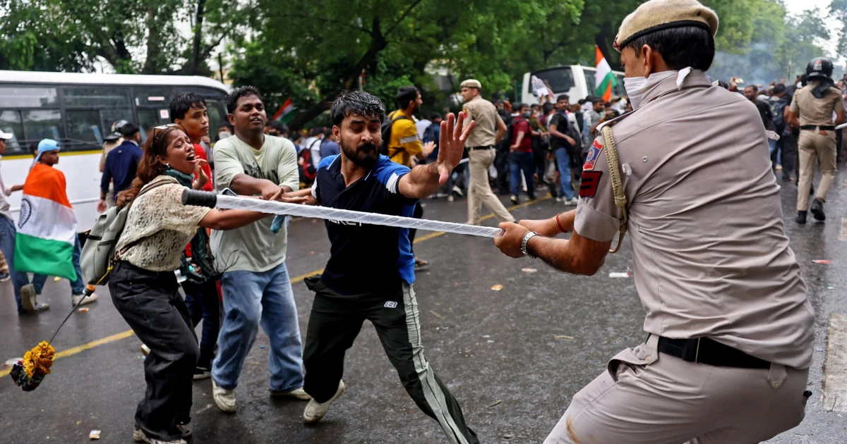 Delhi protests turn violent as thousands march on Parliament