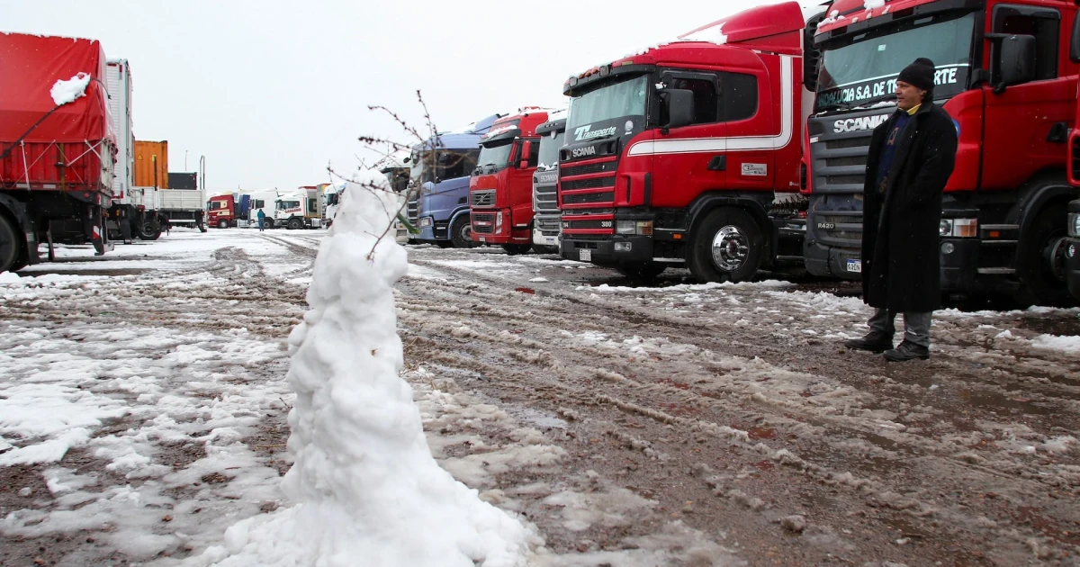 Heavy snow strands hundreds of truck drivers at Argentina-Chile border