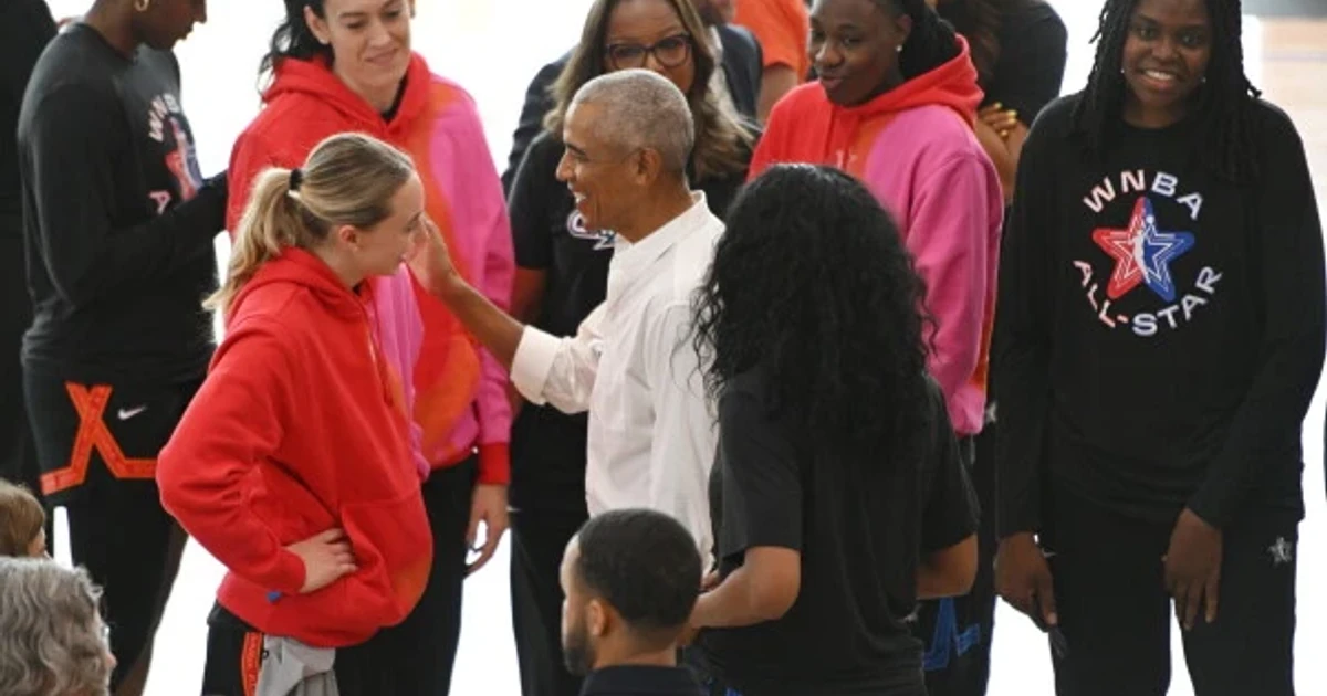 Obama surprises WNBA All-Stars at Chicago practice at Presidential Center