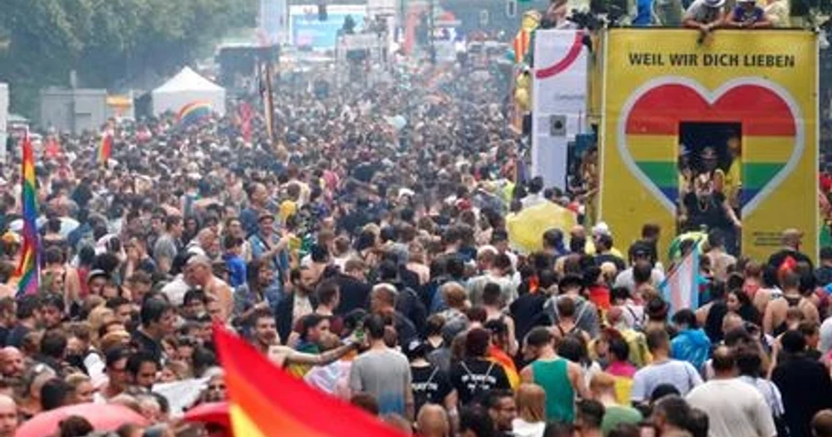 Police hunt suspects after deadly car strike at Berlin Pride parade