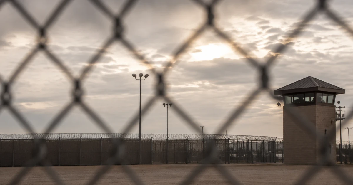 ICE extends no-bid Texas detention contract, rejects closure calls