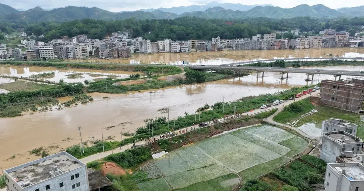 Typhoon Noul threatens flooding across southern and central China