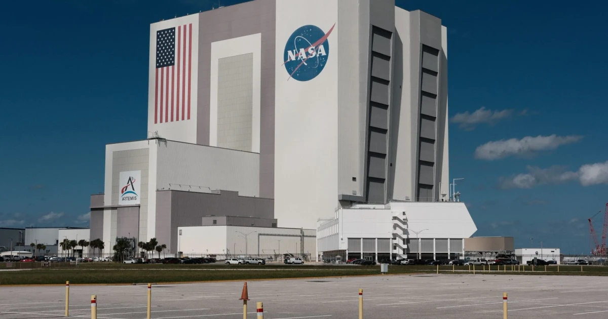Private mission to rescue NASA telescope hits trouble