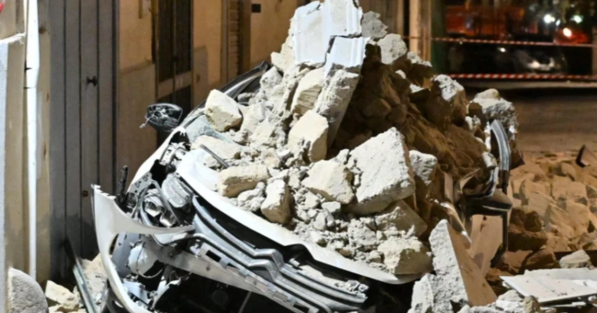 Magnitude 4.7 earthquake near Naples causes outages and damage