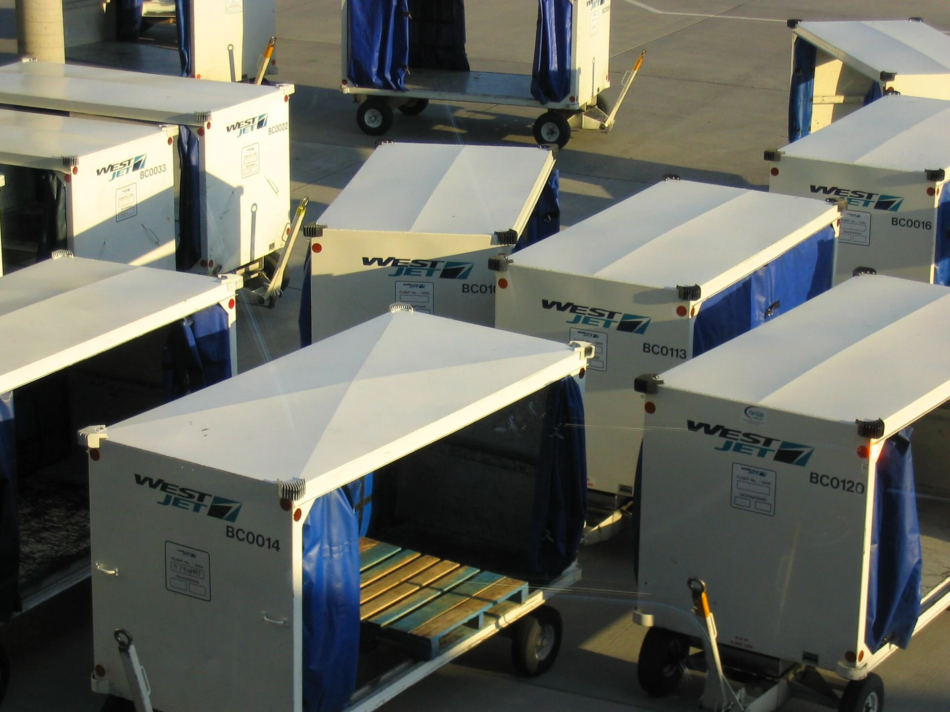WestJet — Wikimedia Commons
