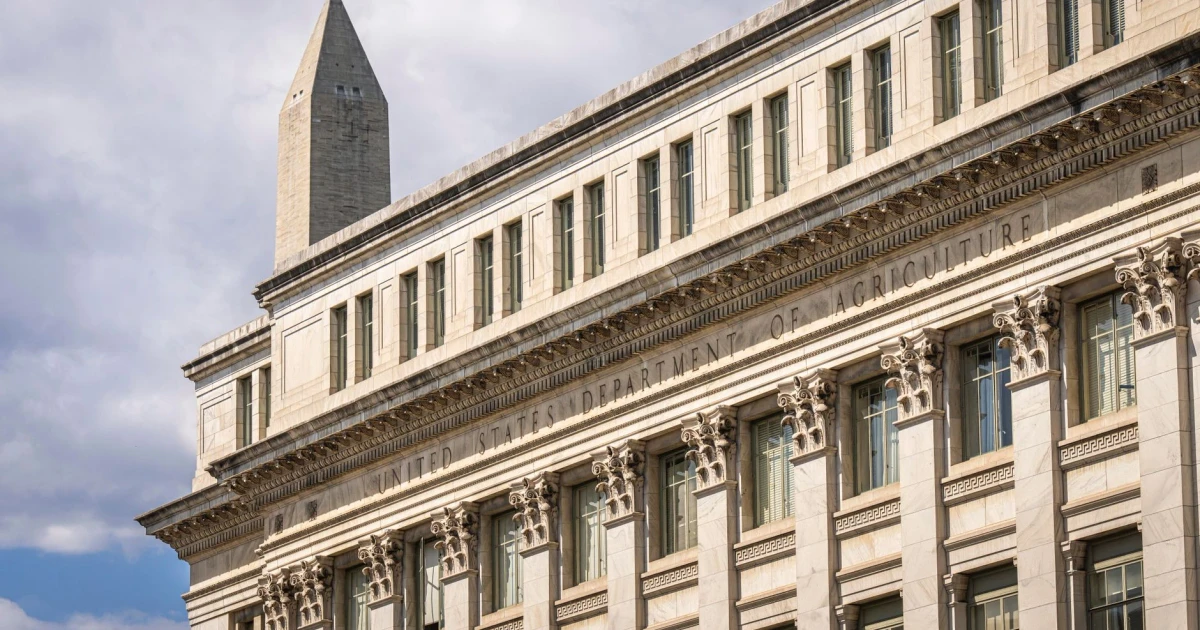 Survey finds most federal workers would not choose government again