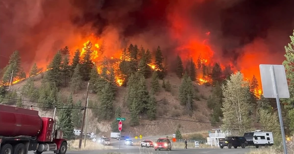 B.C. wildfire near Summerland grows rapidly, forcing mass evacuation