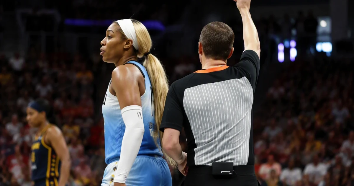 Carrington ejected after hard foul on Fever's Cunningham