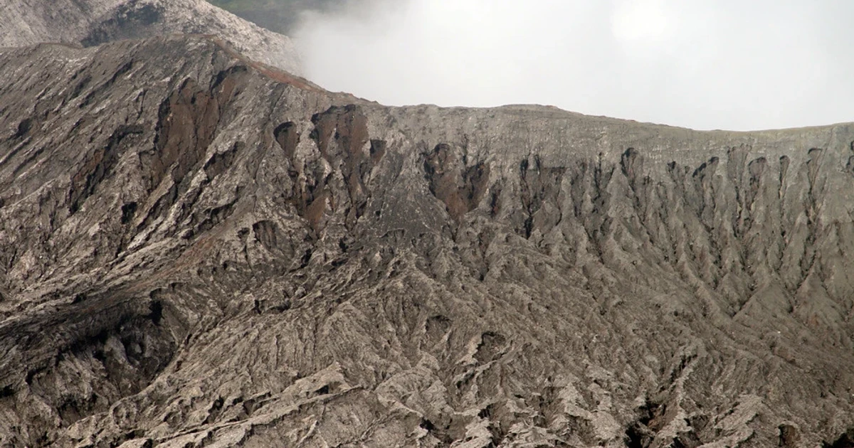 Indonesia deploys aircraft, hundreds of firefighters to fight Bromo fire