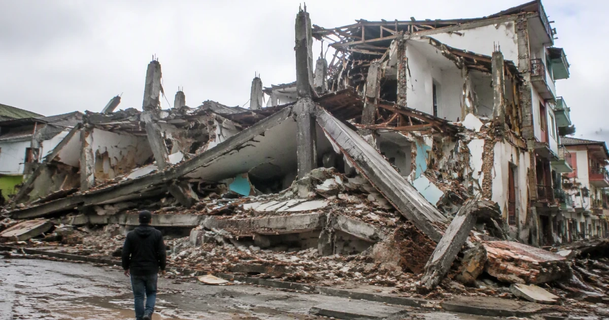 Powerful earthquake hits western Colombia, injures hundreds, traps many