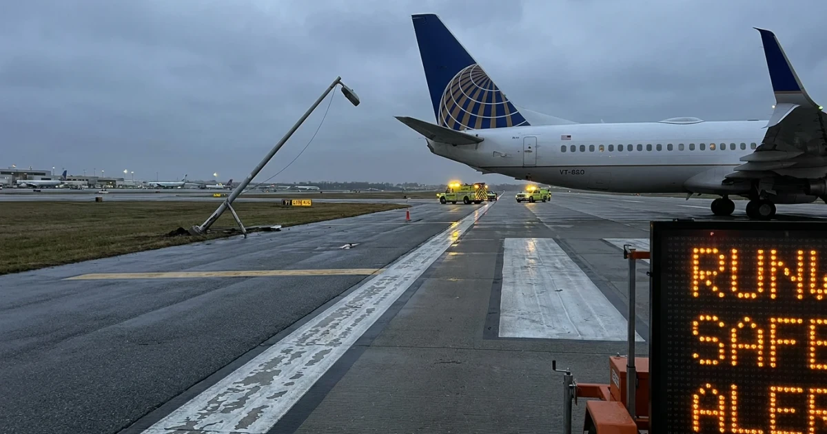 United Jet Strikes Light Pole Amid Altitude Warning